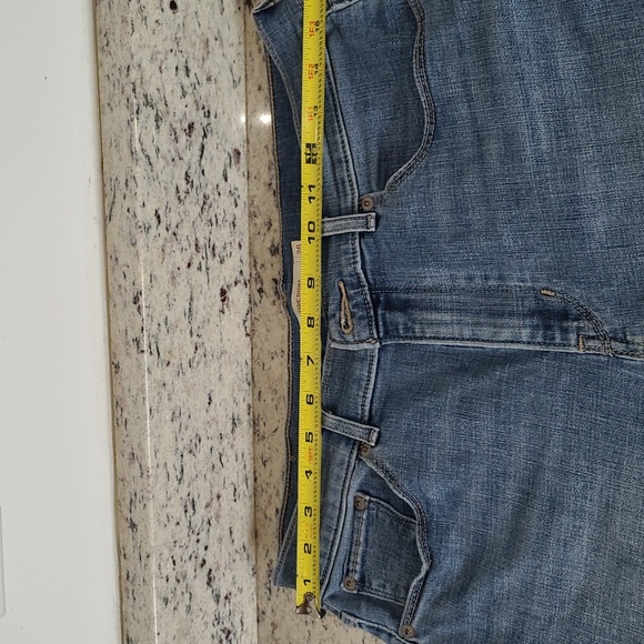 Levi's Blue Jean Denim Classic Shorts Mid Length 6.5" inseam Women's Size 28 EUC - Picture 10 of 11